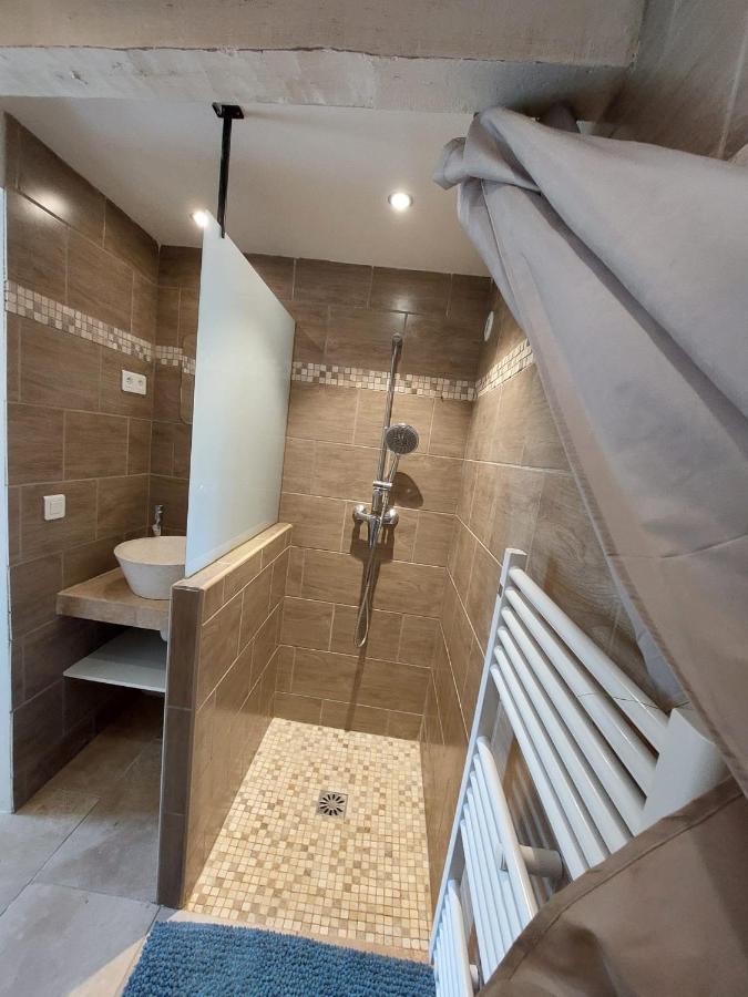 Logement D'Exception Pres Du Colorado Provencal Dans Une Residence Au Calme Avec Piscine Offrant Une Vue Imprenable Sur Le Luberon Depuis Sa Terrasse Viens Экстерьер фото